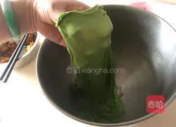 Illustration of how to make matcha salted egg yolk meat floss bread 3