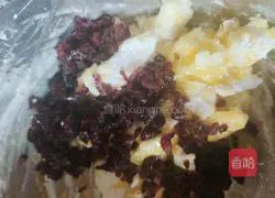 Crande Illustration of how to make raspberry cookies 4