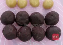 Cantonese-style bean paste and egg yolk mooncakes recipe 4