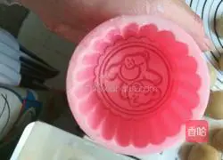 Illustration of how to make Cantonese egg yolk mooncakes 13