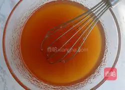 Illustration of how to make small red flower mini mooncakes 1