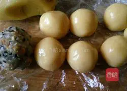Illustration of how to make five-nut mooncakes 4