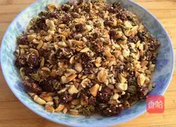 Illustration of how to make five-nut mooncake filling 4