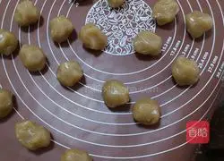 Cantonese style lotus paste and egg yolk mooncake recipe 8