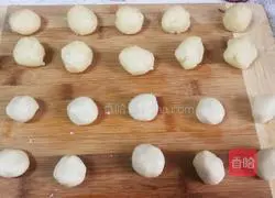 Illustration of how to make fresh meat mooncakes 5