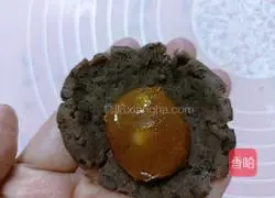 Illustration of how to make egg yolk and bean paste mooncakes 8