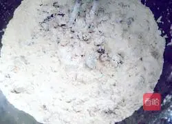 Illustration of how to make brown sugar and amaranth juice bread 6