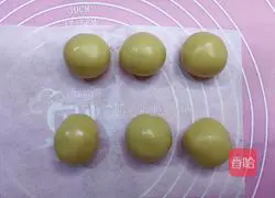 Illustration of how to make bean paste mooncakes 8