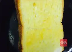 Fry the eggs in liquid Illustration of how to make toast 4