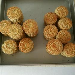 Egg yolk lotus paste mooncake