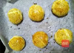 Illustration of how to make fresh meat mooncakes 12