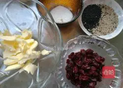 Illustration of how to make crescentberry sesame cookies 2
