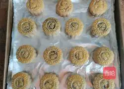 Illustration of how to make bean paste and egg yolk mooncakes 15
