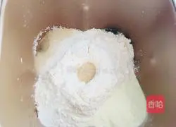 Illustration of how to make crispy sausage cheese bread 1