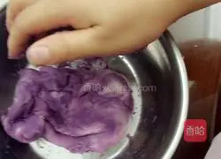 Illustration of how to make purple sweet potato and rose bean paste mooncakes 8