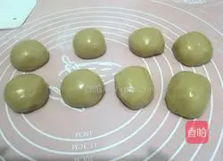 Illustration of how to make egg yolk Cantonese mooncakes 8