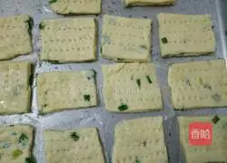 Illustration of how to make green onion biscuits 8