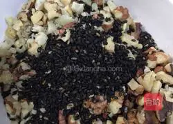 Black sesame, walnut kernel purple Illustration of how to make potato mooncakes 4