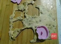 Illustration of how to make raisin cookies 5