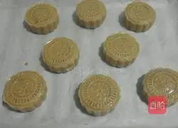Illustration of how to make lotus paste and egg yolk mooncakes 15