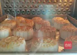 Illustration of how to make bean paste and egg yolk mooncakes 17