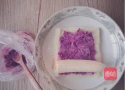 Illustration of how to make banana and purple sweet potato toast matcha rolls 1