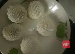 Illustration of how to make shredded coconut mooncakes 13