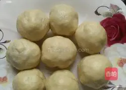 Illustration of how to make red bean paste mooncakes 8