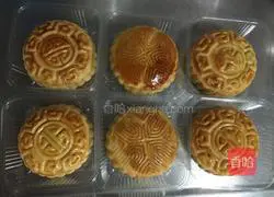 Cantonese egg yolk bean paste mooncake recipe 8