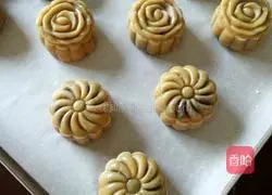 Illustration of how to make Cantonese-style mooncakes with bean paste 18