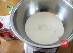 Illustration of how to make strawberry Oreos 11