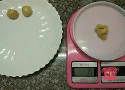 Illustration of how to make lotus paste and egg yolk mooncakes 6