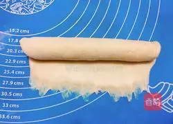 Illustration of how to make scallion sesame ham bread 6