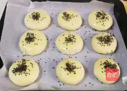 Illustration of how to make fresh meat mooncakes 12