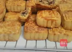 Illustration of making five-nut mooncakes 6