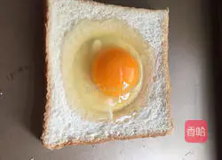 Illustration of how to make egg and cheese toast 4