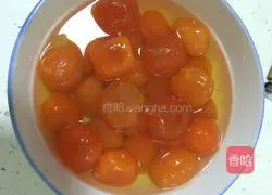 Lotus paste and egg yolk mooncakes Illustration of how to do it 1