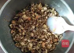 Illustration of how to make five-nut mooncakes 1