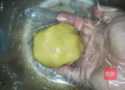 Illustration of how to make golden red bean paste mooncakes 4