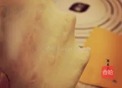 Illustration of how to make onion-flavored pork floss steak buns 4