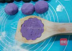 Illustration of how to make purple sweet potato and bean paste mooncakes 5