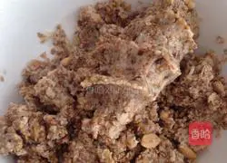 Illustration of how to make crispy five-nut mooncakes 3