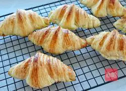 Illustration of how to make croissants 18