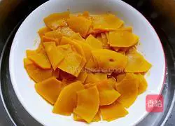 Illustration of how to make pumpkin mooncakes with mung bean paste filling 3