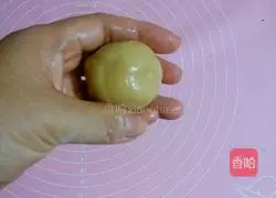 Illustration of how to make white lotus paste and egg yolk Cantonese mooncakes 8