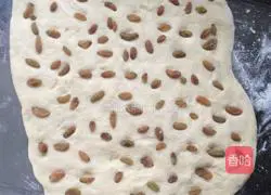 Illustration of how to make raisin toast 2