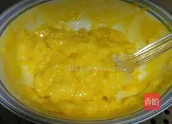 Illustration of how to make snow-skin mooncakes with milky egg yolk filling 2