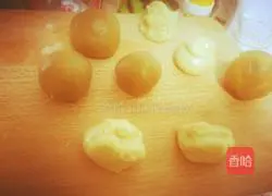 Illustration of how to make lotus paste and egg yolk mooncakes 1