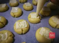 Illustration of how to make salad dressing cheese cookies 16