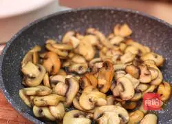 Potato and Mushroom Pie Recipe Illustration 6